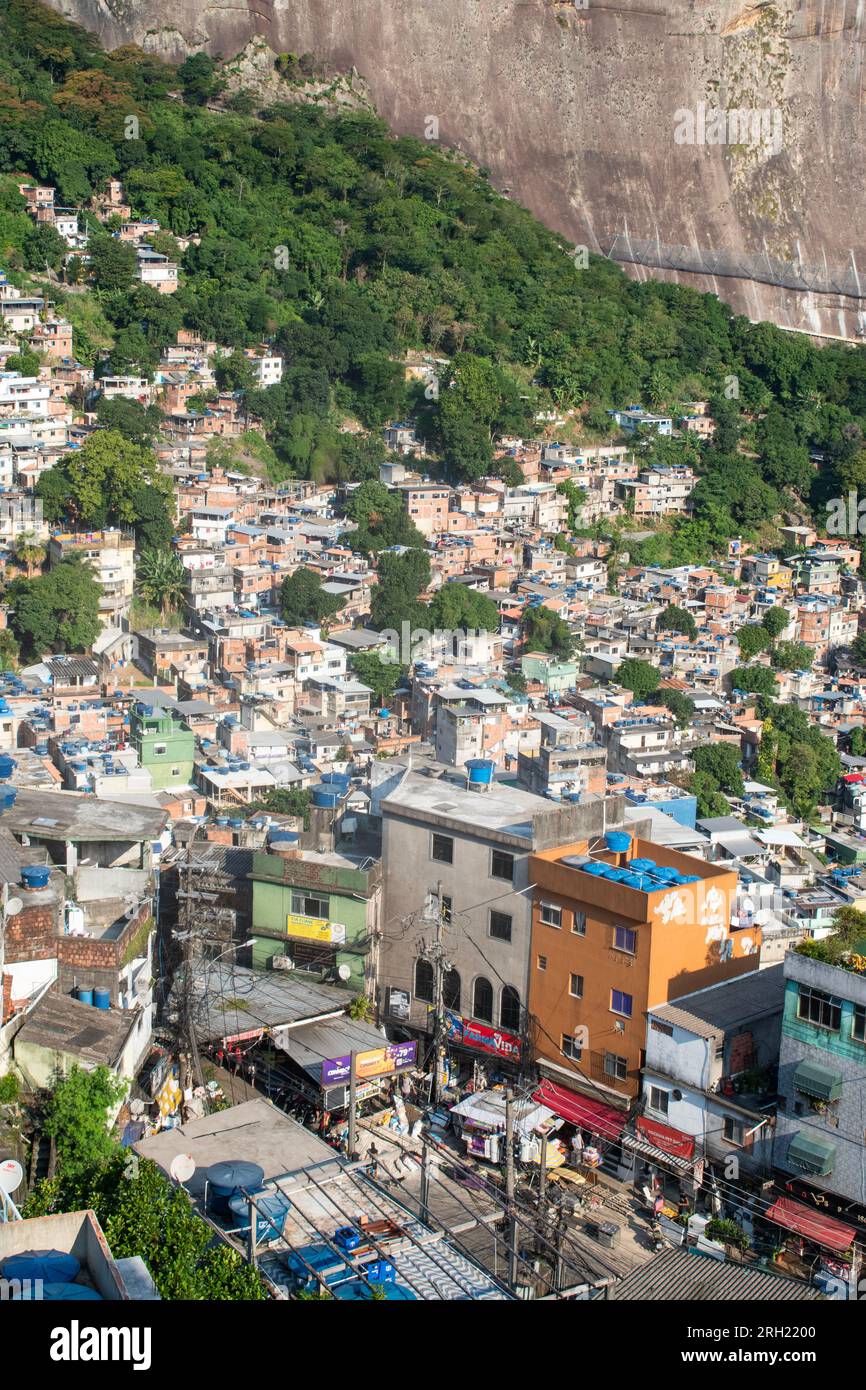 Brasile: Skyline e vista dettagliata di Rocinha, la favela più famosa di ​​Rio de Janeiro, la baraccopoli più grande del paese Foto Stock