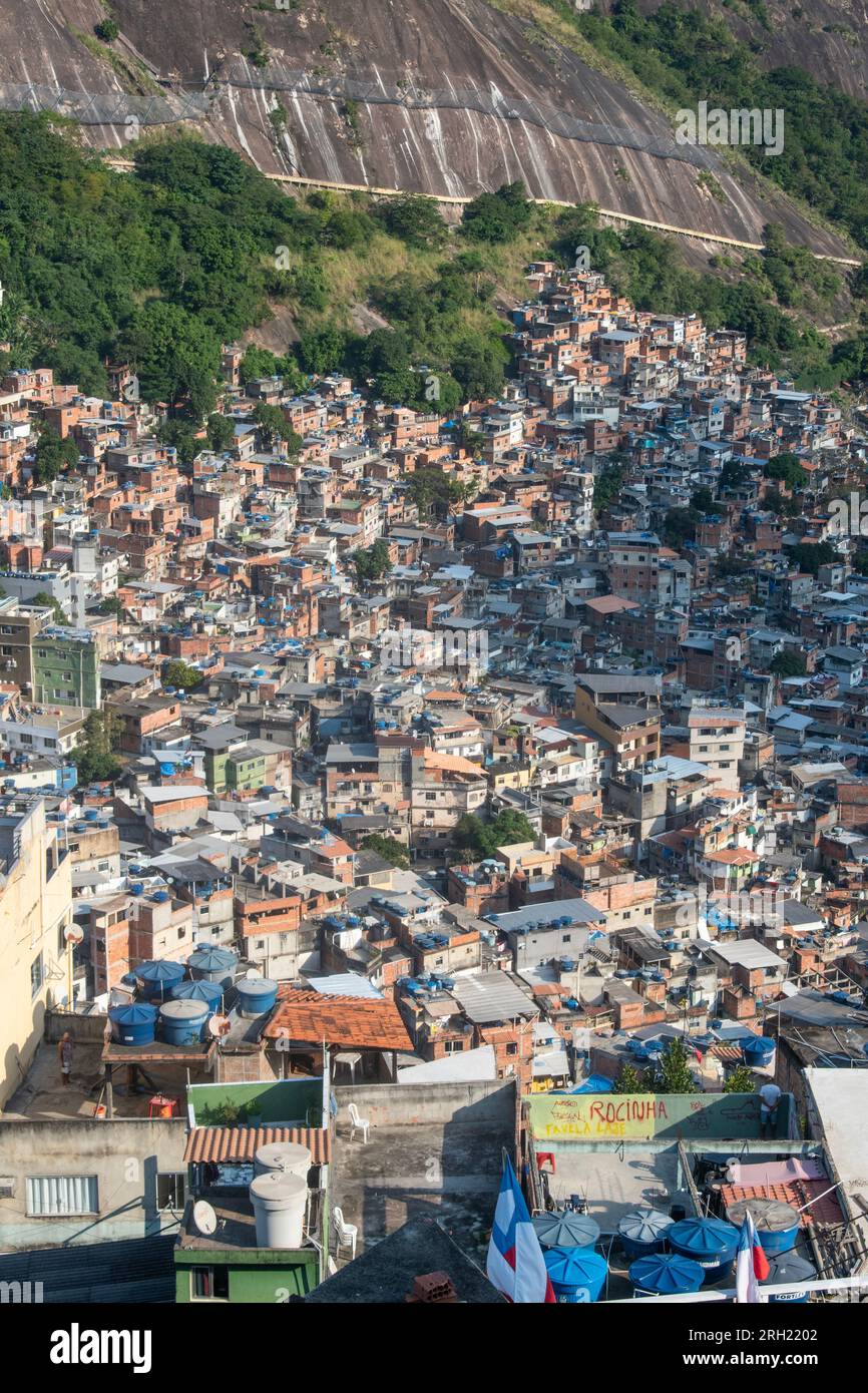 Brasile: Skyline e vista dettagliata di Rocinha, la favela più famosa di ​​Rio de Janeiro, la baraccopoli più grande del paese Foto Stock
