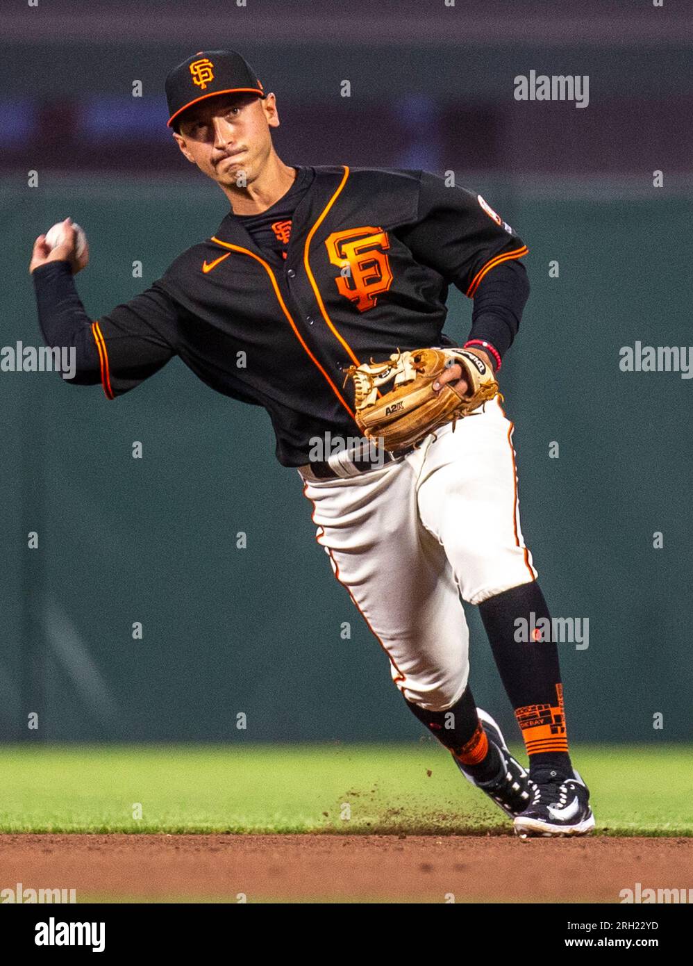 San Francisco, Stati Uniti. 12 agosto 2023 San Francisco CA, U.S.A. San Francisco Second Baseman Mark Mathias (46) lancia la palla in prima base durante la partita della MLB tra i Texas Rangers e i San Francisco Giants. Texas batte San Francisco 9-3 all'Oracle Park San Francisco California. Thurman James/CSM Credit: Cal Sport Media/Alamy Live News Foto Stock