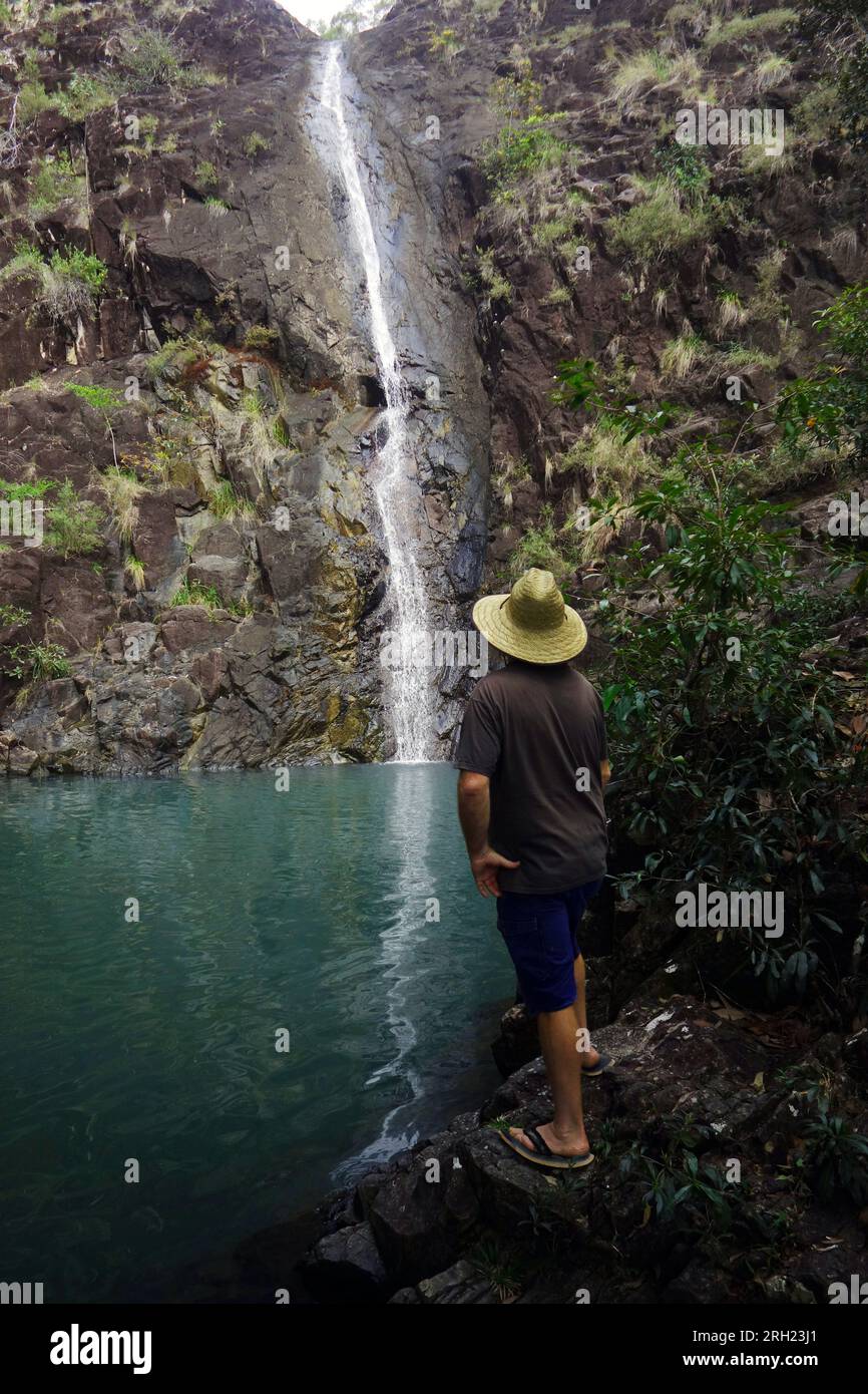 Man at Attie Creek Falls, Girrigun National Park, vicino a Cardwell, Queensland, Australia. No, MR Foto Stock