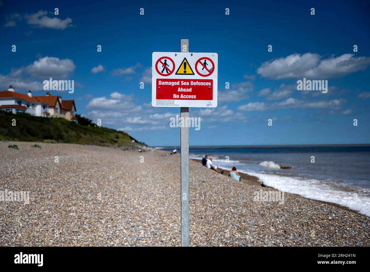 Cartello di avvertimento difese marittime danneggiate Thorpeness Suffolk Foto Stock