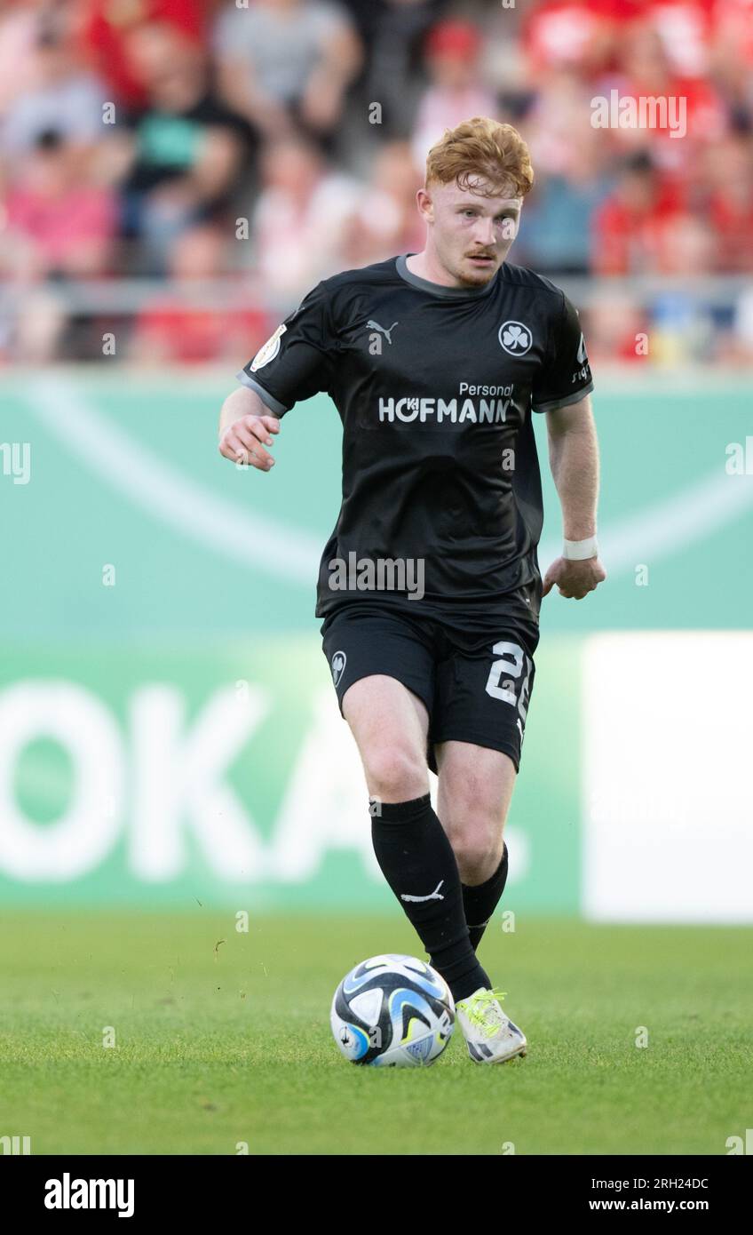 12 agosto 2023, Sassonia-Anhalt, Halle (Saale): Calcio: DFB Cup, Hallescher FC - SpVgg Greuther Fürth, 1° turno, Leuna-Chemie-Stadion. Robert Wagner di Fürth in azione. Foto: Hendrik Schmidt/dpa - NOTA IMPORTANTE: Conformemente ai requisiti della DFL Deutsche Fußball Liga e del DFB Deutscher Fußball-Bund, è vietato utilizzare o far utilizzare fotografie scattate nello stadio e/o della partita sotto forma di immagini di sequenza e/o serie di foto simili a video. Foto Stock