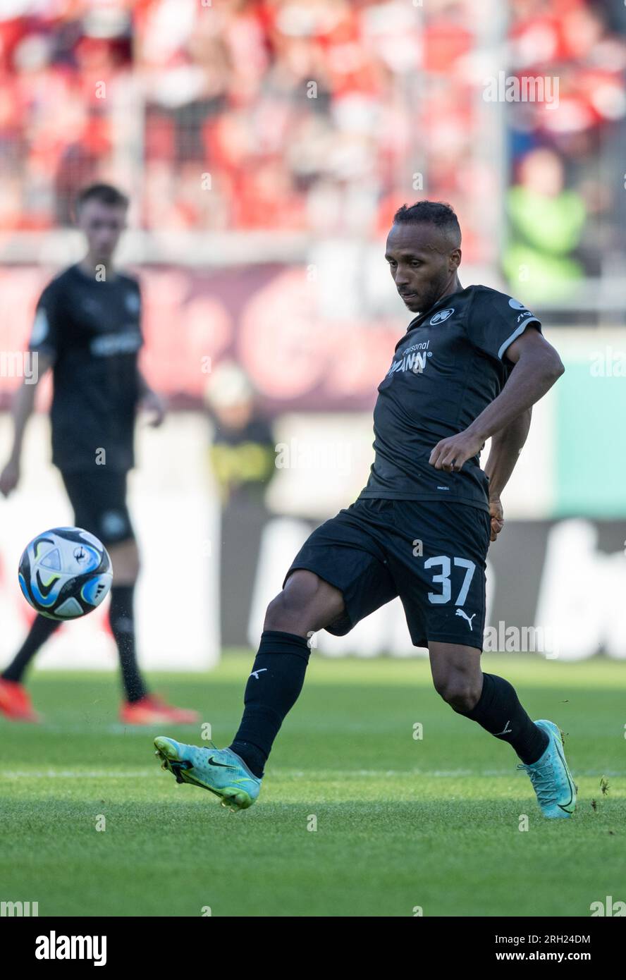 12 agosto 2023, Sassonia-Anhalt, Halle (Saale): Calcio: DFB Cup, Hallescher FC - SpVgg Greuther Fürth, 1° turno, Leuna-Chemie-Stadion. Julian Green di Fürth in azione. Foto: Hendrik Schmidt/dpa - NOTA IMPORTANTE: Conformemente ai requisiti della DFL Deutsche Fußball Liga e del DFB Deutscher Fußball-Bund, è vietato utilizzare o far utilizzare fotografie scattate nello stadio e/o della partita sotto forma di immagini di sequenza e/o serie di foto simili a video. Foto Stock