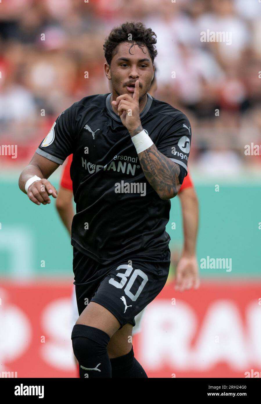 12 agosto 2023, Sassonia-Anhalt, Halle (Saale): Calcio: DFB Cup, Hallescher FC - SpVgg Greuther Fürth, 1° turno, Leuna-Chemie-Stadion. Armindo Sieb di Fürth festeggia dopo il suo obiettivo. Foto: Hendrik Schmidt/dpa - NOTA IMPORTANTE: Conformemente ai requisiti della DFL Deutsche Fußball Liga e del DFB Deutscher Fußball-Bund, è vietato utilizzare o far utilizzare fotografie scattate nello stadio e/o della partita sotto forma di immagini di sequenza e/o serie di foto simili a video. Foto Stock