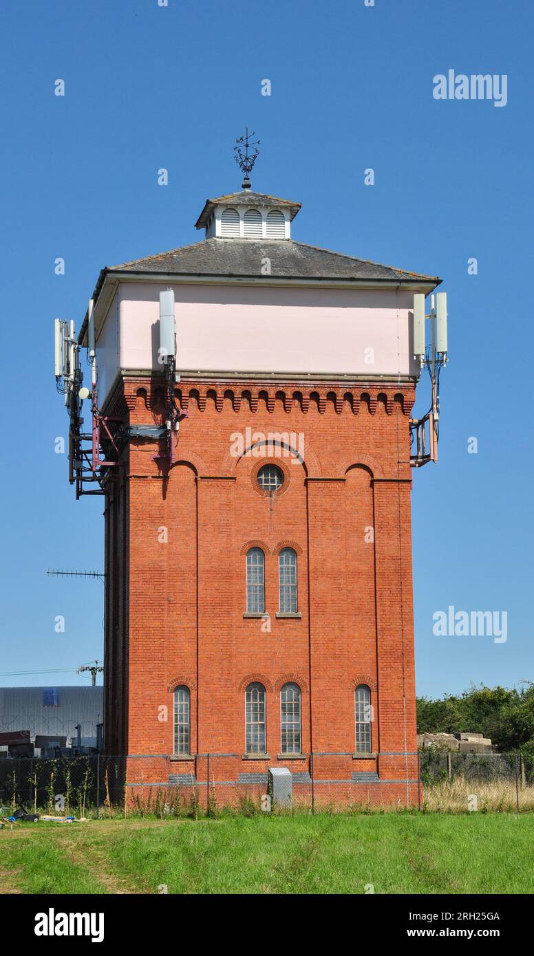 Torre di approvvigionamento idrico rurale situata tra i villaggi di Fordham e Soham nel Cambridgeshire, Inghilterra, Regno Unito Foto Stock