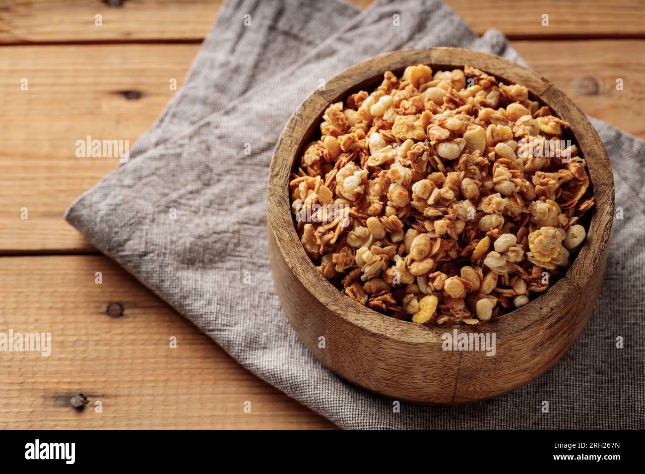 Snack rustico in granola su superficie in legno Foto Stock