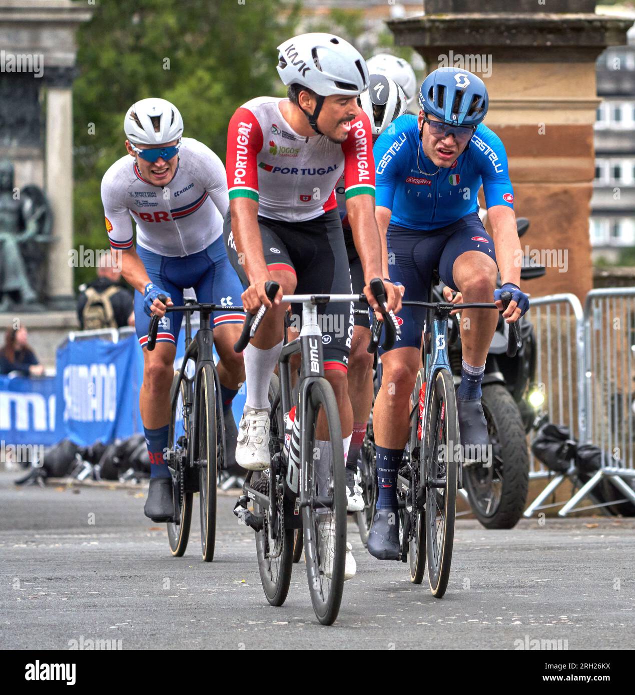 Inseguimento di un gruppo di piloti all'ultimo giro del Campionato del mondo UCI Cycling U23 Mens Road Race a Glasgow, Scozia agosto 2023. Eventuale 2°, 3°, 4°, 5° Foto Stock