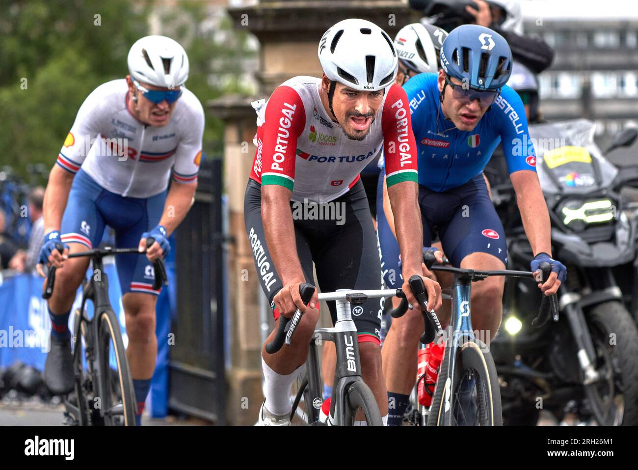 Inseguimento di un gruppo di piloti all'ultimo giro del Campionato del mondo UCI Cycling U23 Mens Road Race a Glasgow, Scozia agosto 2023. Eventuale 2°, 3°, 4°, 5° Foto Stock
