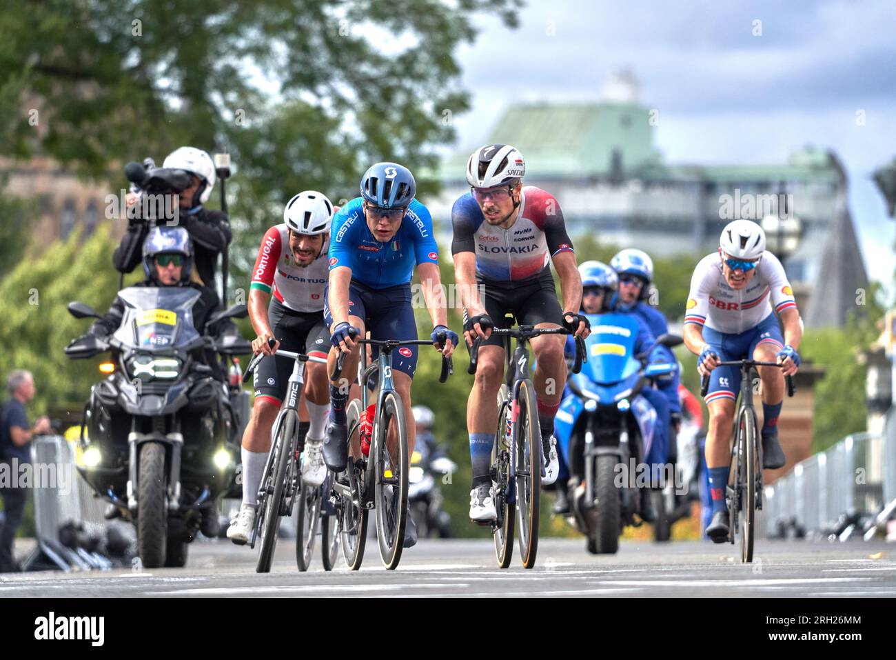Inseguimento di un gruppo di piloti all'ultimo giro del Campionato del mondo UCI Cycling U23 Mens Road Race a Glasgow, Scozia agosto 2023. Eventuale 2°, 3°, 4°, 5° Foto Stock