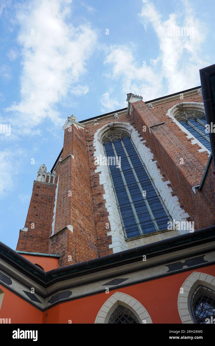 Enorme edificio vecchio in mattoni rossi a Cracovia, in Polonia. Vecchia chiesa in Polonia. Foto Stock