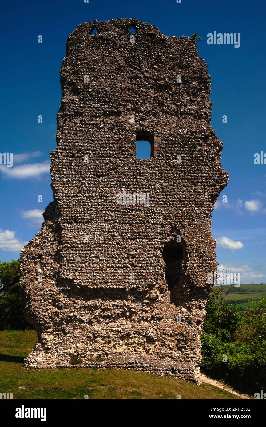 Imponente torre di guardia del castello normanno a Bramber nel West Sussex, in Inghilterra, costruita con pietra di selce locale e costosa pietra di Caen vestita, importata dalla Francia. Foto Stock