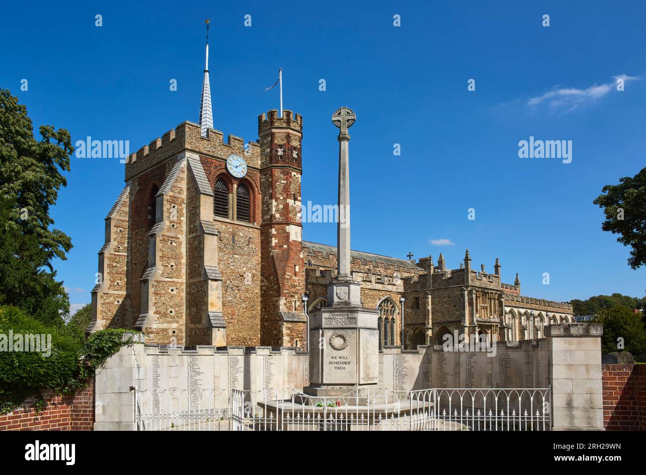 Il War Memorial e l'antica chiesa di St Mary di Hitchin, Hertfordshire, Regno Unito Foto Stock