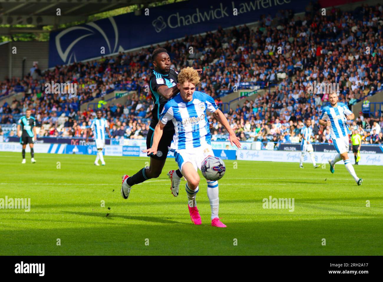 John Smith's Stadium, Huddersfield, Inghilterra - 12 agosto 2023 Jack Rudoni (8) di Huddersfield Town protegge la palla da Wilfred Ndidi (25) di Leicester City - durante la partita Huddersfield Town contro Leicester City, Sky Bet Championship, 2023/24, John Smith's Stadium, Huddersfield, Inghilterra - 12 agosto 2023 crediti: Mathew Marsden/WhiteRosePhotos/Alamy Live News Foto Stock