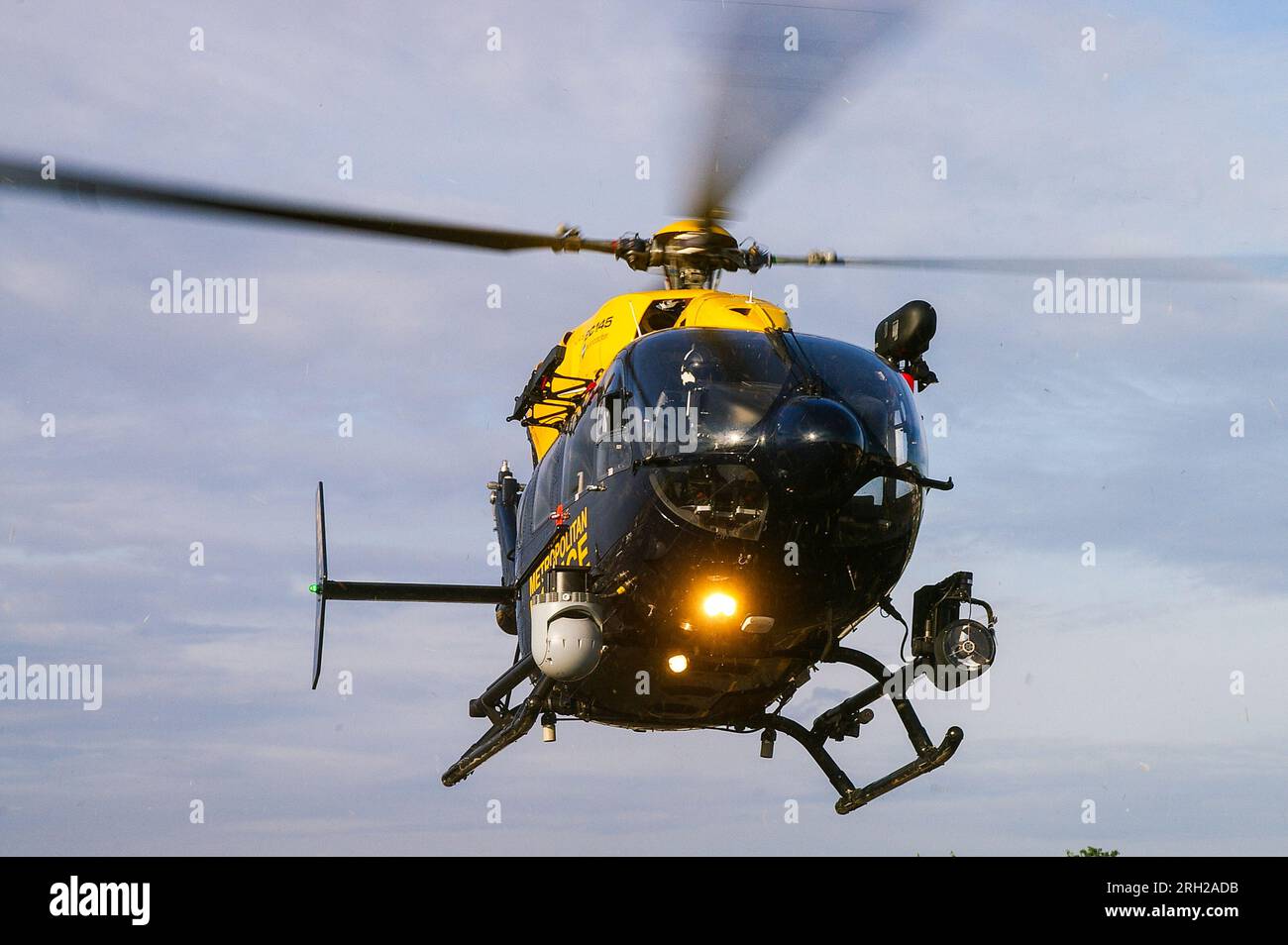 Elicottero della polizia metropolitana Eurocopter EC145 G-MPSC atterraggio. Saltando. Occhio nel cielo. Proiettore Foto Stock