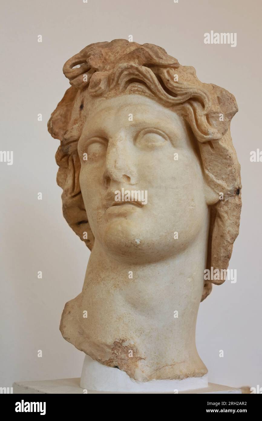 Museo Archeologico di Rodi, Grecia. Concetto di viaggio e storia. Famoso capo di Helios, il dio dell'isola di Rodi. Un'antica statua di marmo Foto Stock