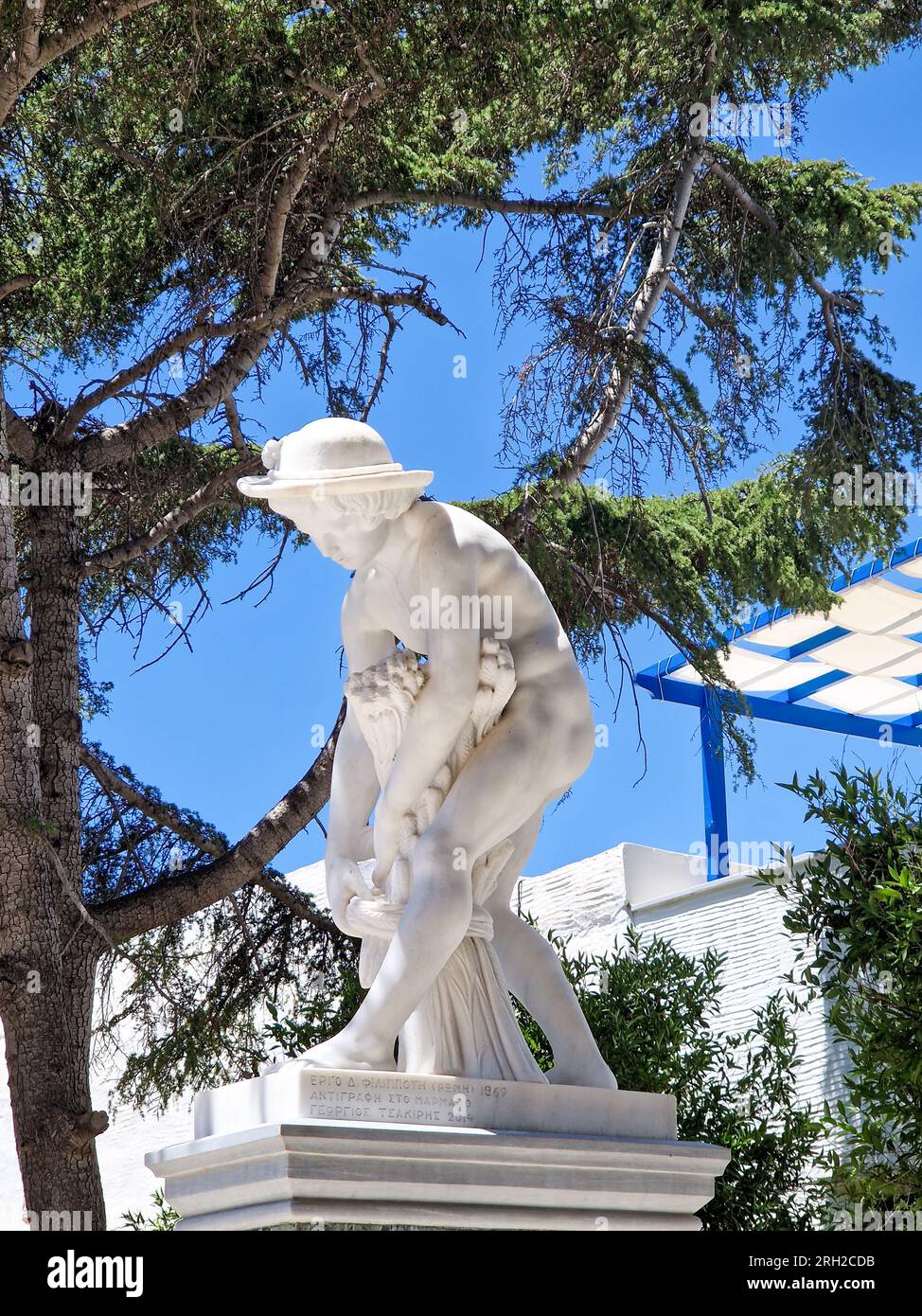 Statua, Yannoulis Chalepas House, Pyrgos, isola di Tinos, Grecia, Europa meridionale Foto Stock