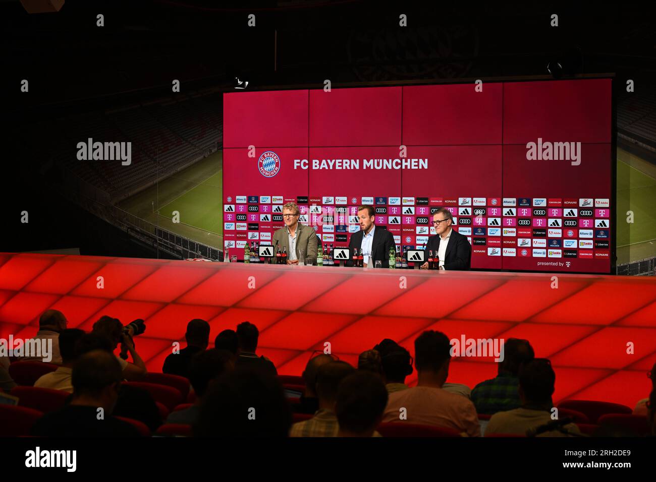 Il CEO del Bayern Monaco Jan-Christian Dreesen (a destra) presenta l'attaccante inglese Harry Kane insieme all'agente stampa Dieter Nickles (a sinistra) in una conferenza stampa alla Allianz Arena di Monaco. Data foto: Domenica 13 agosto 2023. Foto Stock