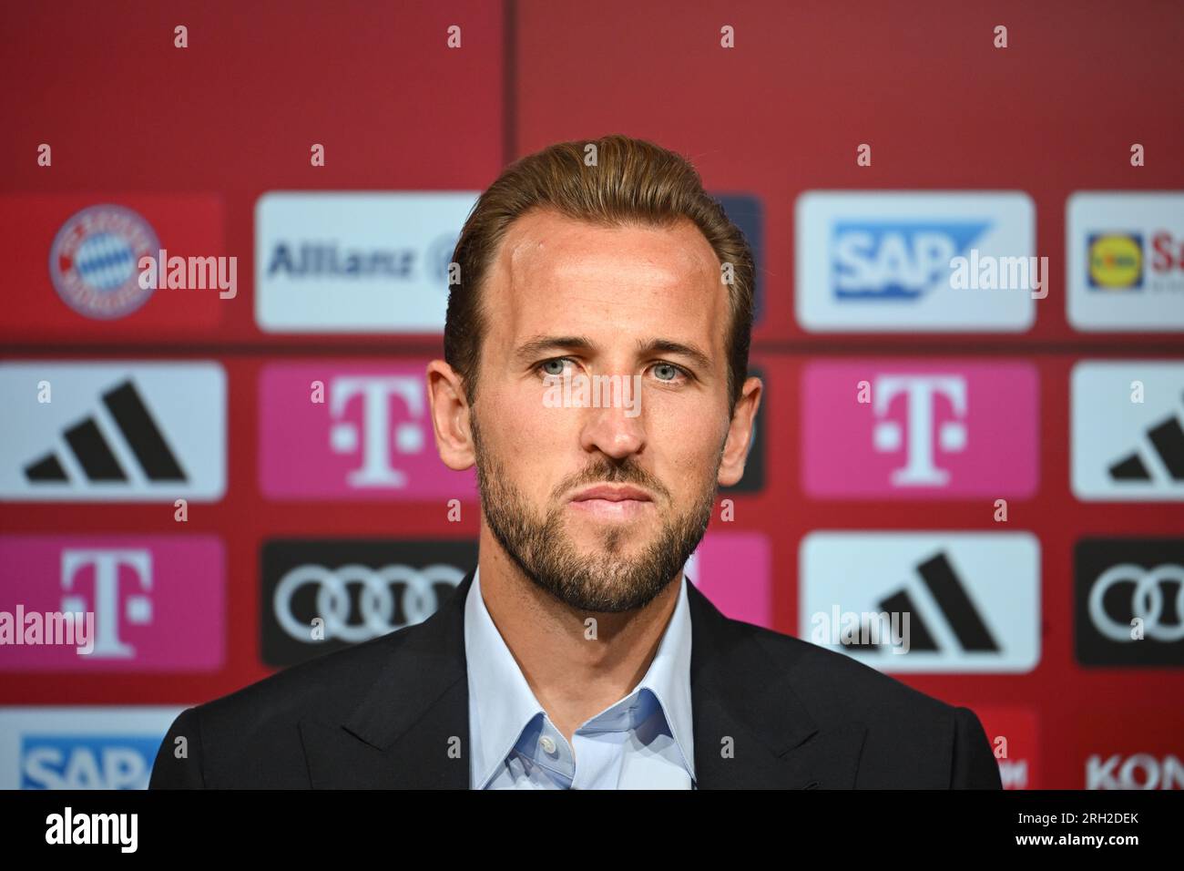 Il Bayern Monaco presenta l'attaccante inglese Harry Kane a una conferenza stampa all'Allianz Arena di Monaco. Data foto: Domenica 13 agosto 2023. Foto Stock