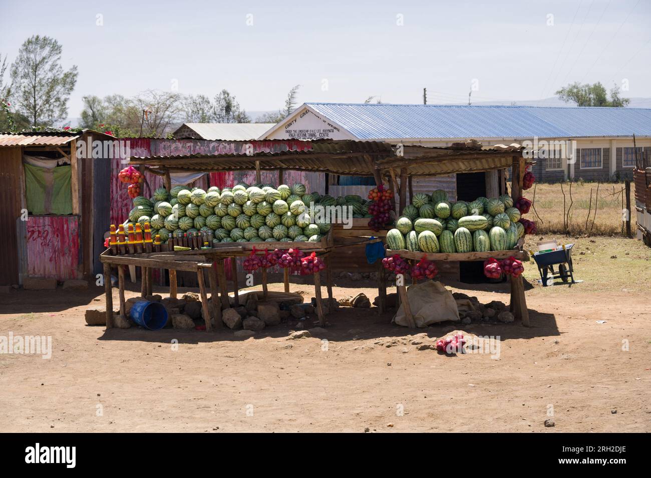 Una bancarella di legno con angurie e miele in vendita, Nakuru, Kenya Foto Stock
