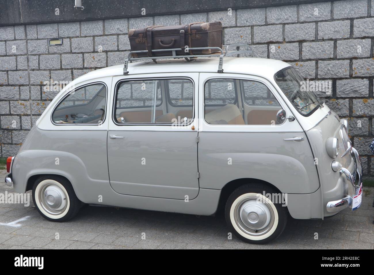 Vista laterale della Fiat 600D Multipla grigia al salone dell'automobile olandese di Lelystad, Paesi Bassi - 18 giugno 2023 Foto Stock