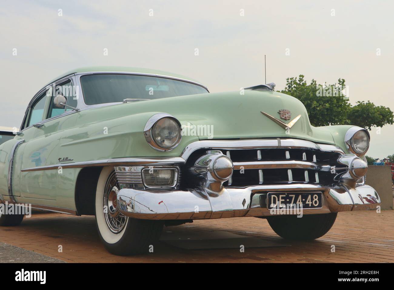 La Cadillac De Ville è un classico verde degli anni cinquanta al salone di Lelystad, Paesi Bassi - 18 giugno 2023 Foto Stock