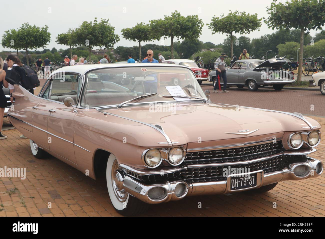 La classica Cadillac berlina De Ville di colore rosa rosato si trova in strada al salone di auto olandese di Lelystad, Paesi Bassi - 18 giugno 2023 Foto Stock