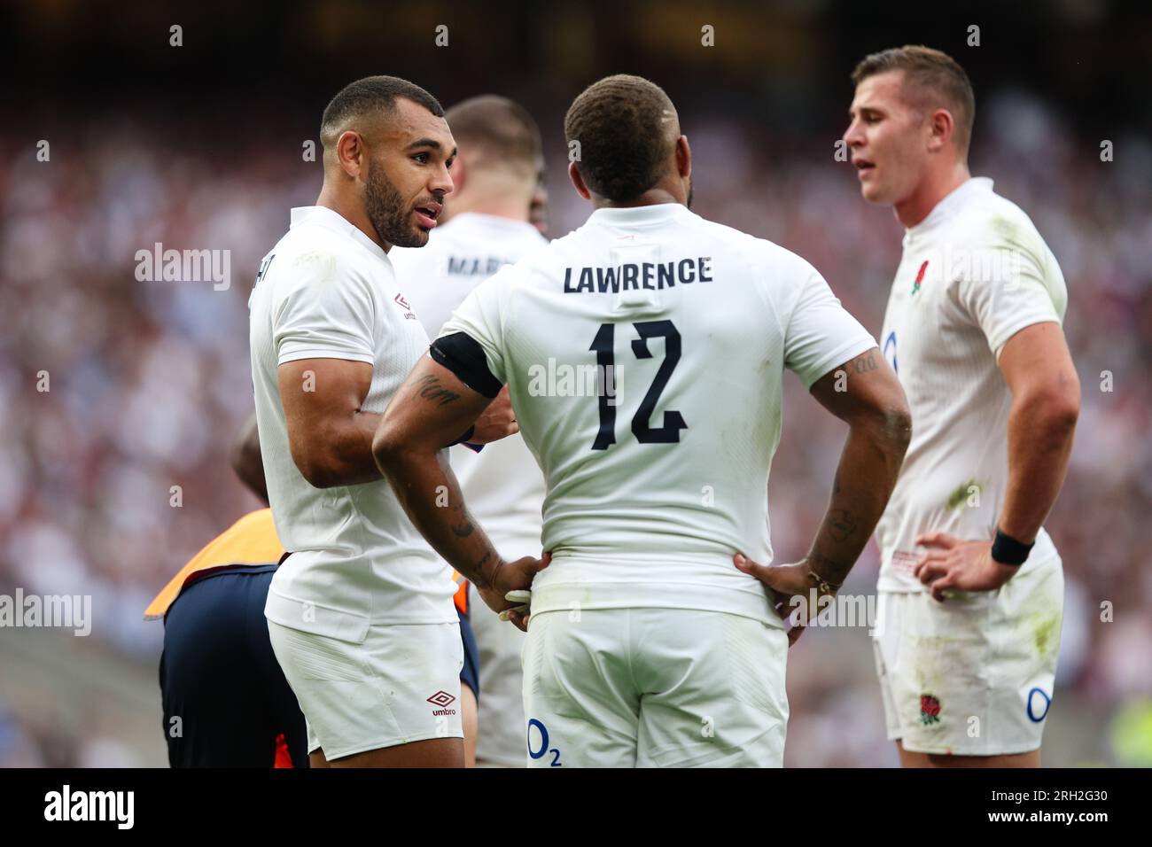 LONDRA, Regno Unito - 12 agosto 2023: L'inglese Joe Marchant parla con il compagno di squadra Ollie Lawrence durante il Summer Nations Series International match tra EN Foto Stock