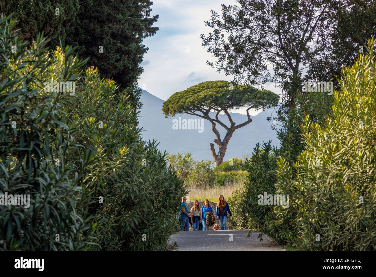 Sito archeologico di Pompei, Campania, Italia. I visitatori passeggiano tra le rovine. Pompei, Ercolano e Torre Annunziata sono collettivamente desi Foto Stock