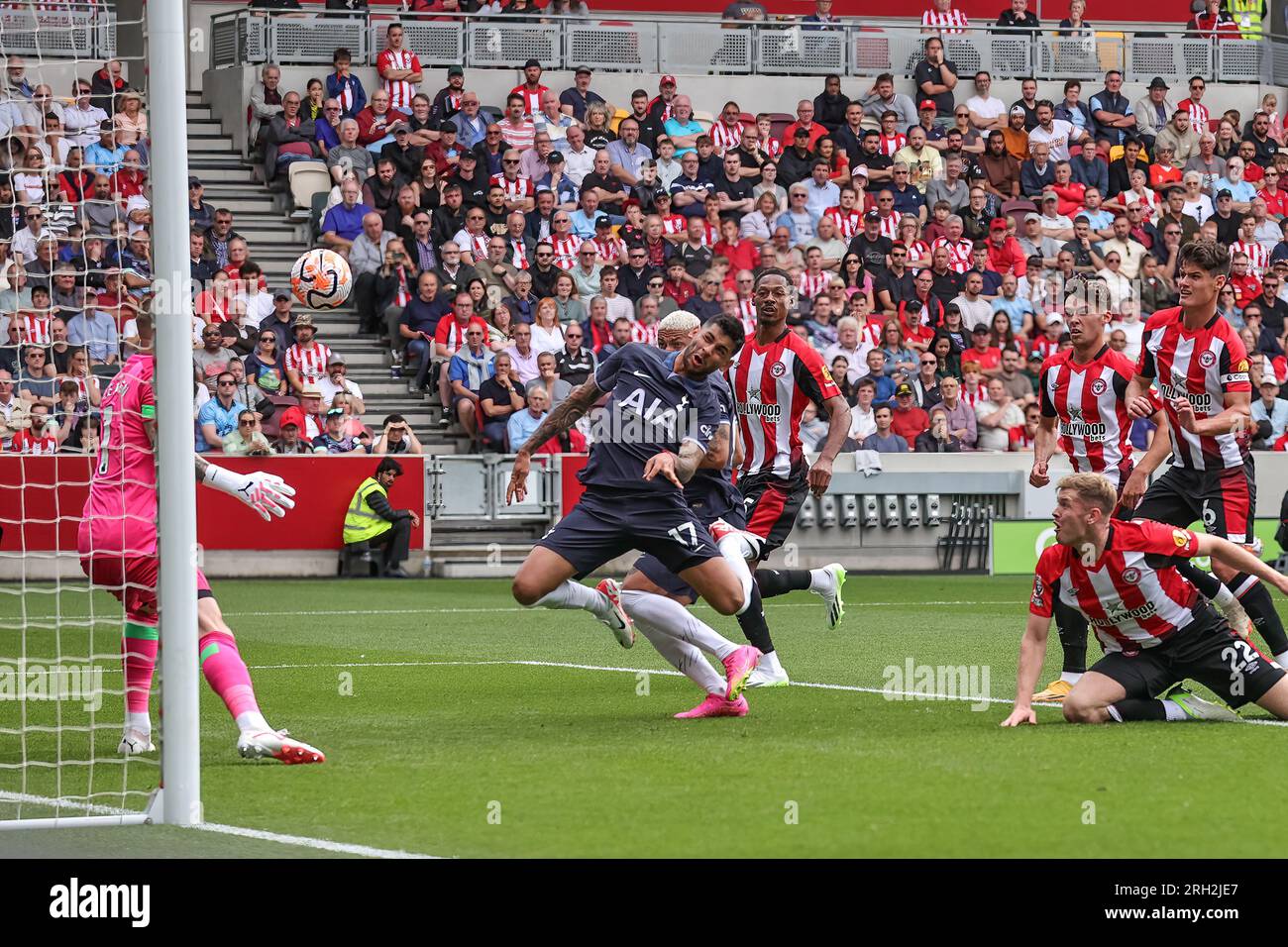 Londra, Regno Unito. 13 agosto 2023. Cristian Romero Tottenham Hotspur segna un punteggio di -01 durante la partita di Premier League Brentford vs Tottenham Hotspur al Brentford Community Stadium, Londra, Regno Unito, il 13 agosto 2023 (foto di Mark Cosgrove/News Images) a Londra, Regno Unito il 13 agosto 2023. (Foto di Mark Cosgrove/News Images/Sipa USA) credito: SIPA USA/Alamy Live News Foto Stock