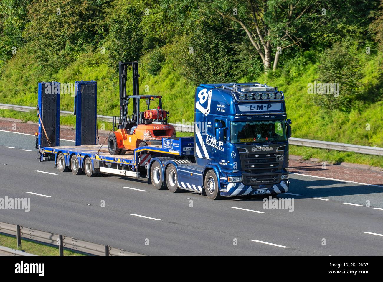 "Gambe piccole" nome conducente per il veicolo LMP Scania Super R580 e il rimorchio con telaio a gradini Kassbohrer che viaggia sull'autostrada M6 a Greater Manchester, Regno Unito Foto Stock