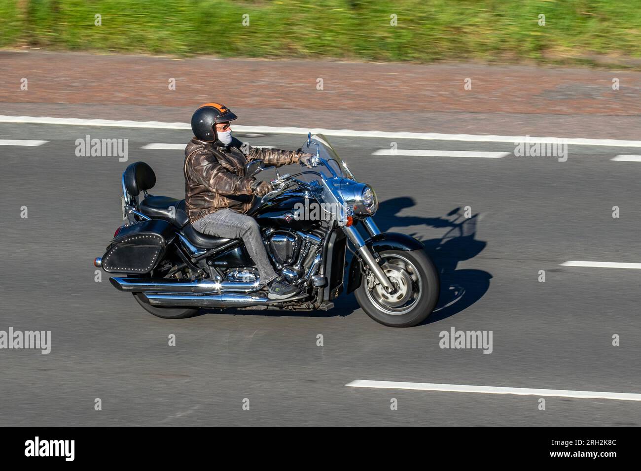 Harley Davidson Fat Boy 2000 moto che viaggia a velocità sostenuta sull'autostrada M6 a Greater Manchester, Regno Unito Foto Stock