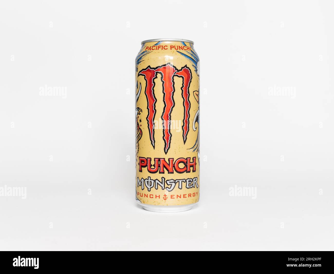 Bevanda Monster Energy Pacific Punch. La lattina è di colore beige con un artiglio rosso. La bevanda ha un sapore di succo ed è molto dolce. Il sapore è fruttato. Foto Stock