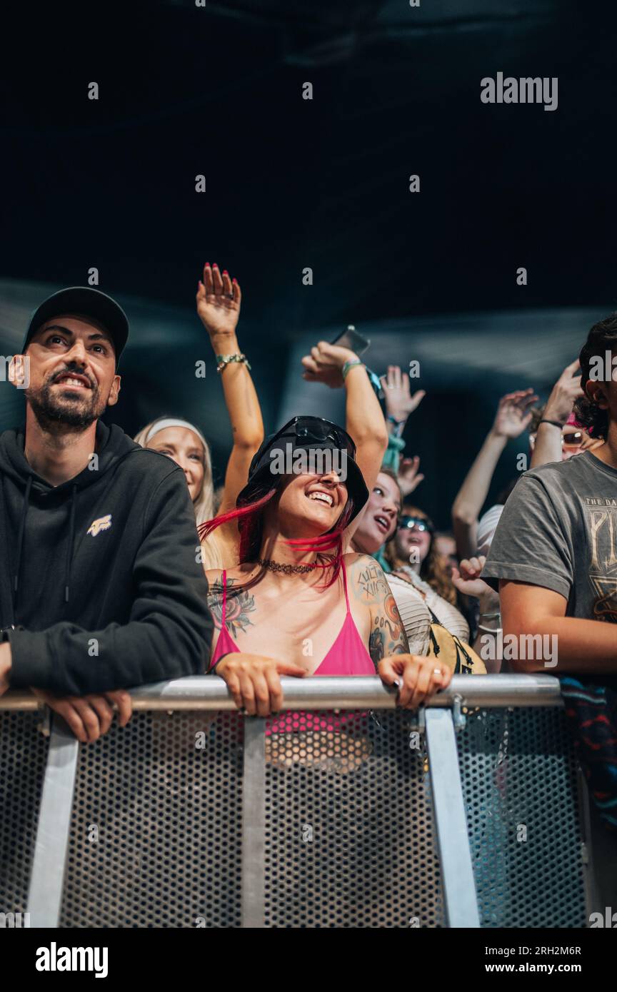 Newquay, Cornovaglia, Regno Unito. 13/08/2023. Pubblico ai Boardmasters di Newquay, Cornovaglia. Credito: Sam Hardwick/Alamy. Foto Stock