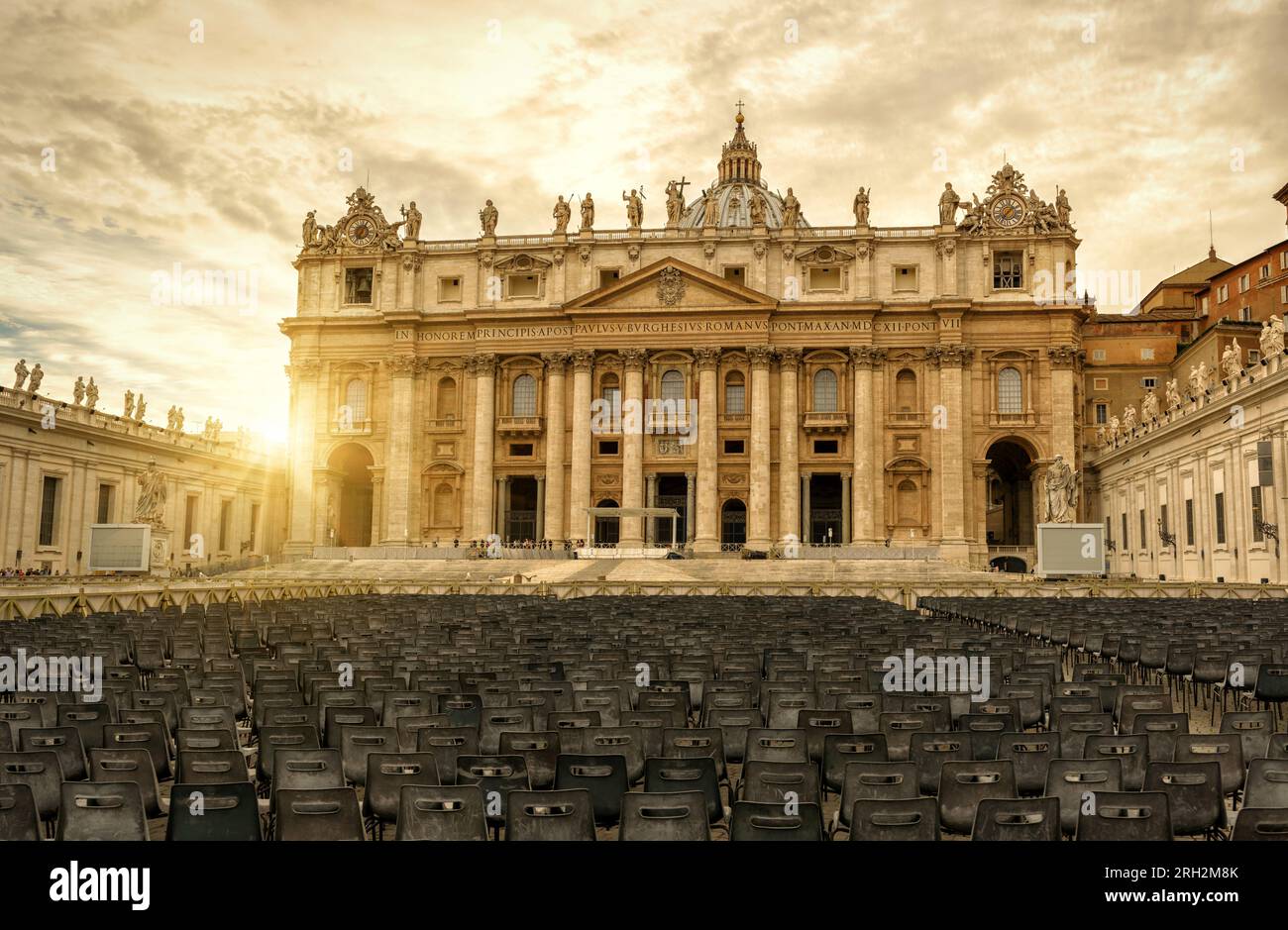 Basilica di San Pietro nella città del Vaticano al tramonto, Roma, Italia. La Cattedrale di San Pietro è un famoso punto di riferimento di Roma. Vista panoramica della chiesa cattolica principale e di S Foto Stock