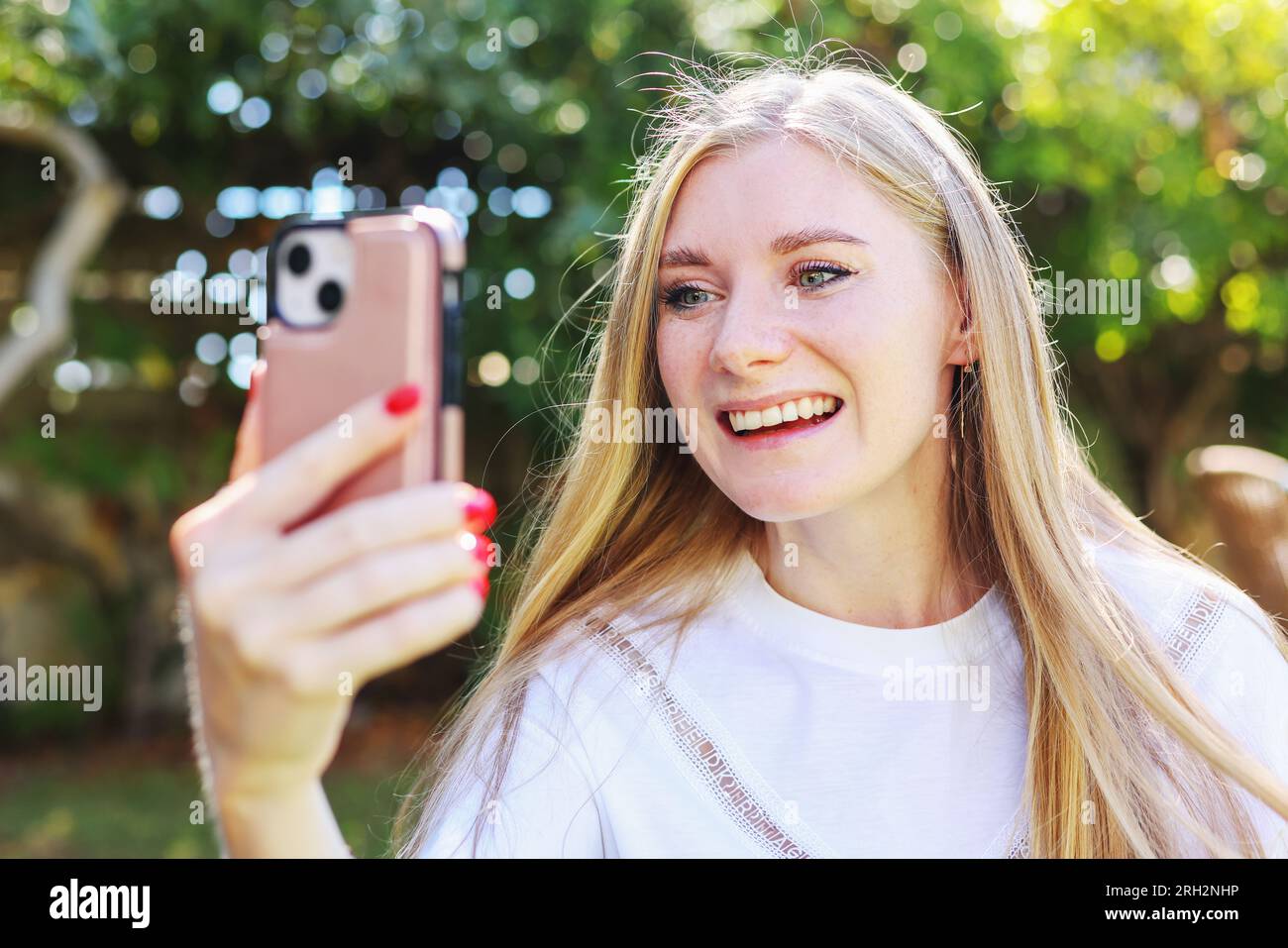 La bella ragazza fa foto nella città europea. Il viaggiatore fa selfie. La ragazza fa selfie per strada. Foto Stock