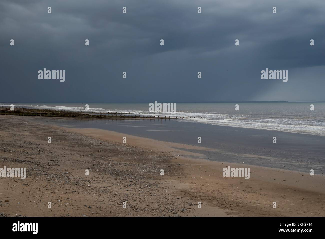Raccogliendo il buio da nord sulla costa di Hornsea Beach in tarda estate Foto Stock