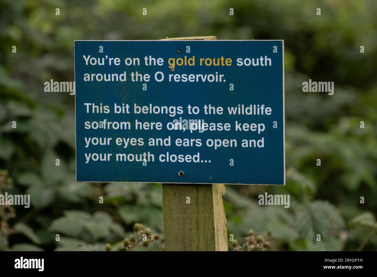 Avviso al pubblico su una riserva naturale per rispettare un'area faunistica e rimanere in silenzio a Tophill Low Reserve, East Yorkshire, Regno Unito Foto Stock