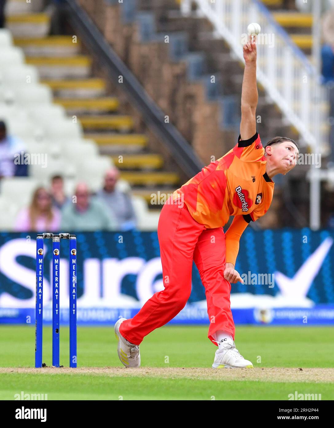 Birmingham, Regno Unito. 13 agosto 2023 - Edgbaston Cricket Ground, Birmingham. Evento: La doppia intestazione 100 (uomini e donne): Birmingham Phoenix contro Oval Invincibles. Didascalia: Issy Wong - Bowler - (Birmingham Phoenix) bowling. Immagine: Mark Dunn/Alamy Live News (Sport) Foto Stock