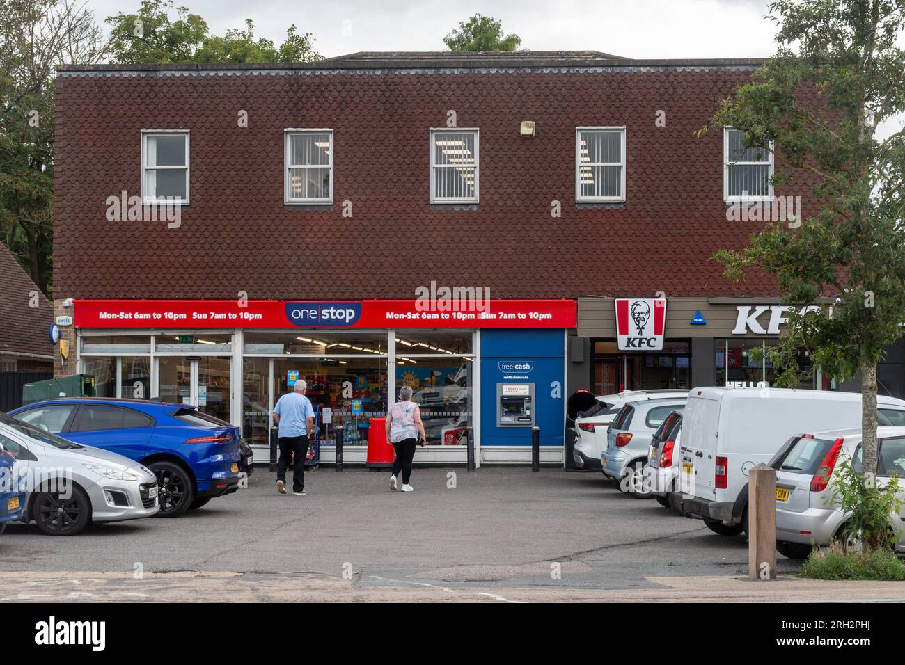 Negozio di alimentari One Stop o minimarket a Yateley, Hampshire, Inghilterra, Regno Unito Foto Stock