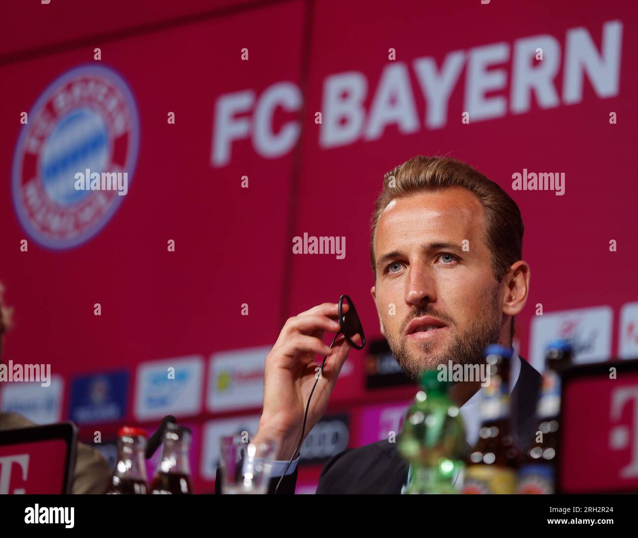 Monaco, Germania. 13 agosto 2023. L'attaccante inglese Harry Kane partecipa a una conferenza stampa a Monaco, in Germania, 13 agosto 2023. Il Bayern Monaco ha completato la firma dell'attaccante internazionale dell'Inghilterra Harry Kane dalla squadra di Premier League Tottenham Hotspur. Credito: Philippe Ruiz/Xinhua/Alamy Live News Foto Stock