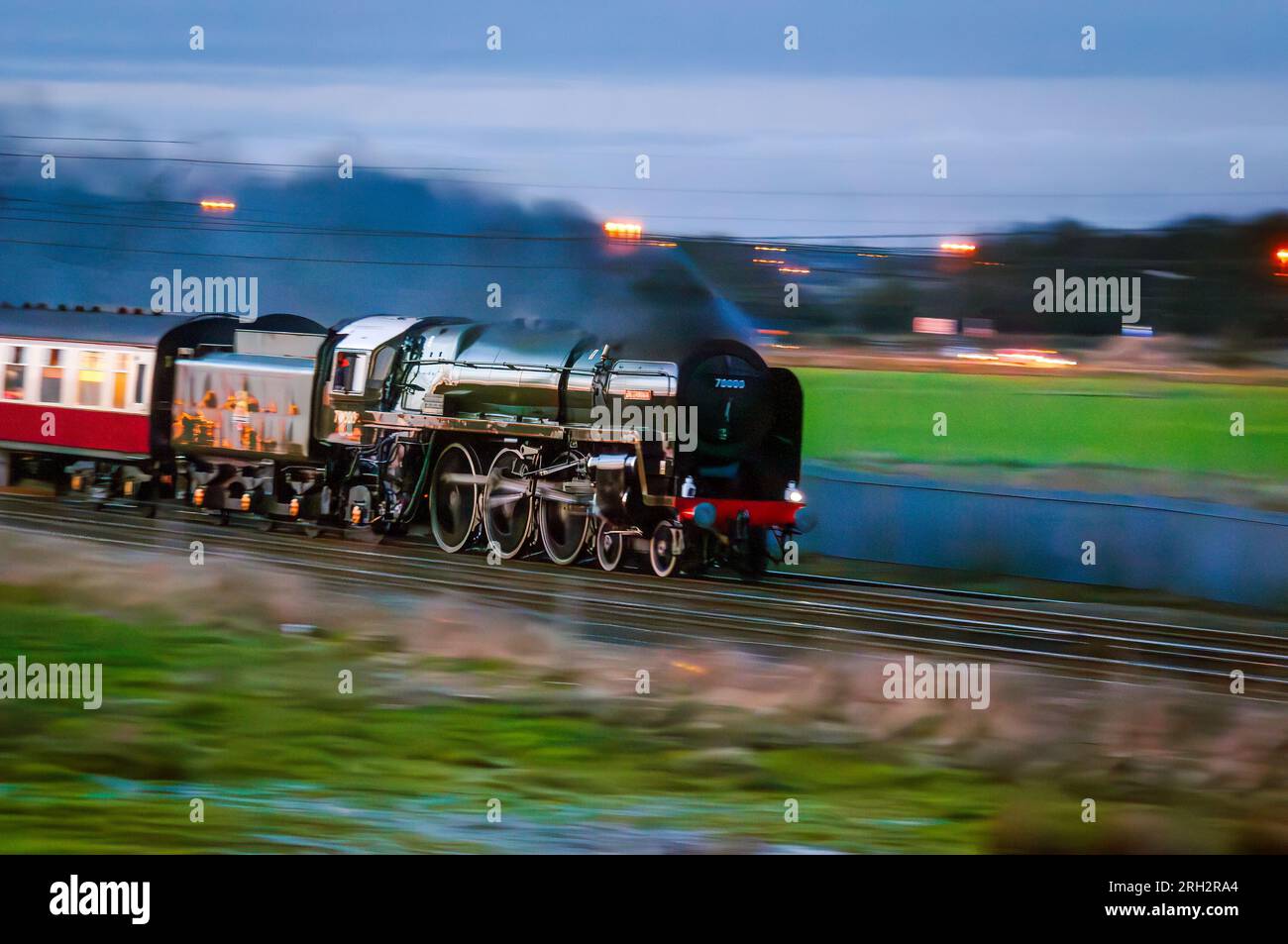 BR Standard 7MT 4-6-0 No. 70000 Britannia Steam loco veloce alla luce di tarda sera. Foto Stock