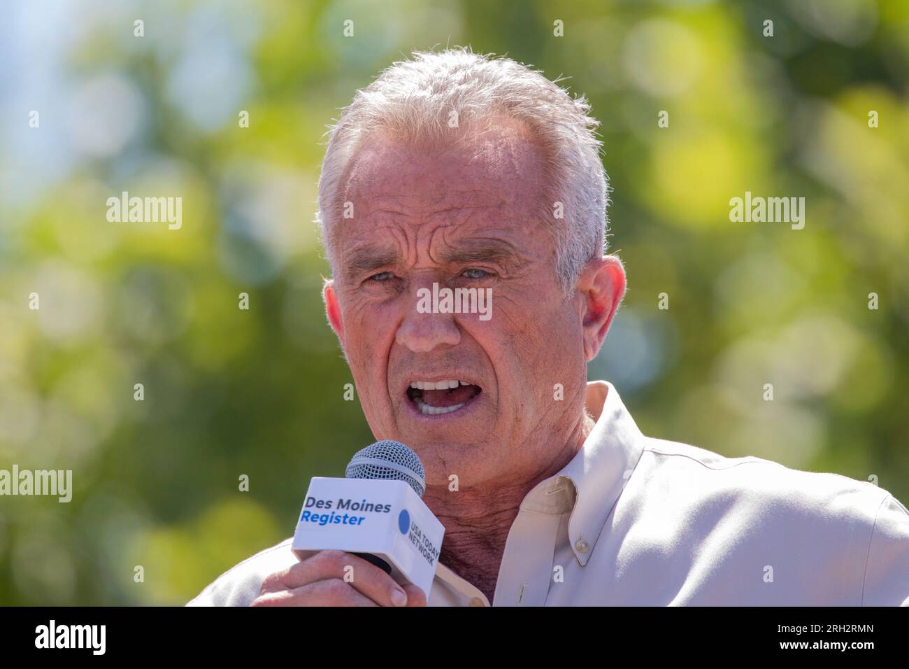 Des Moines, Iowa / USA - 12 agosto 2023: L'autore e candidato presidenziale democratico Robert F. Kennedy Jr. Saluta i sostenitori alla Iowa State Fair, casella di informazioni politiche a Des Moines, Iowa. Foto Stock