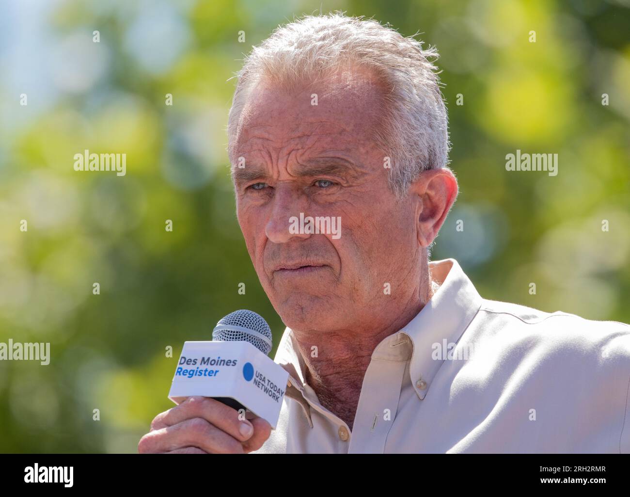 Des Moines, Iowa / USA - 12 agosto 2023: L'autore e candidato presidenziale democratico Robert F. Kennedy Jr. Saluta i sostenitori alla Iowa State Fair, casella di informazioni politiche a Des Moines, Iowa. Foto Stock