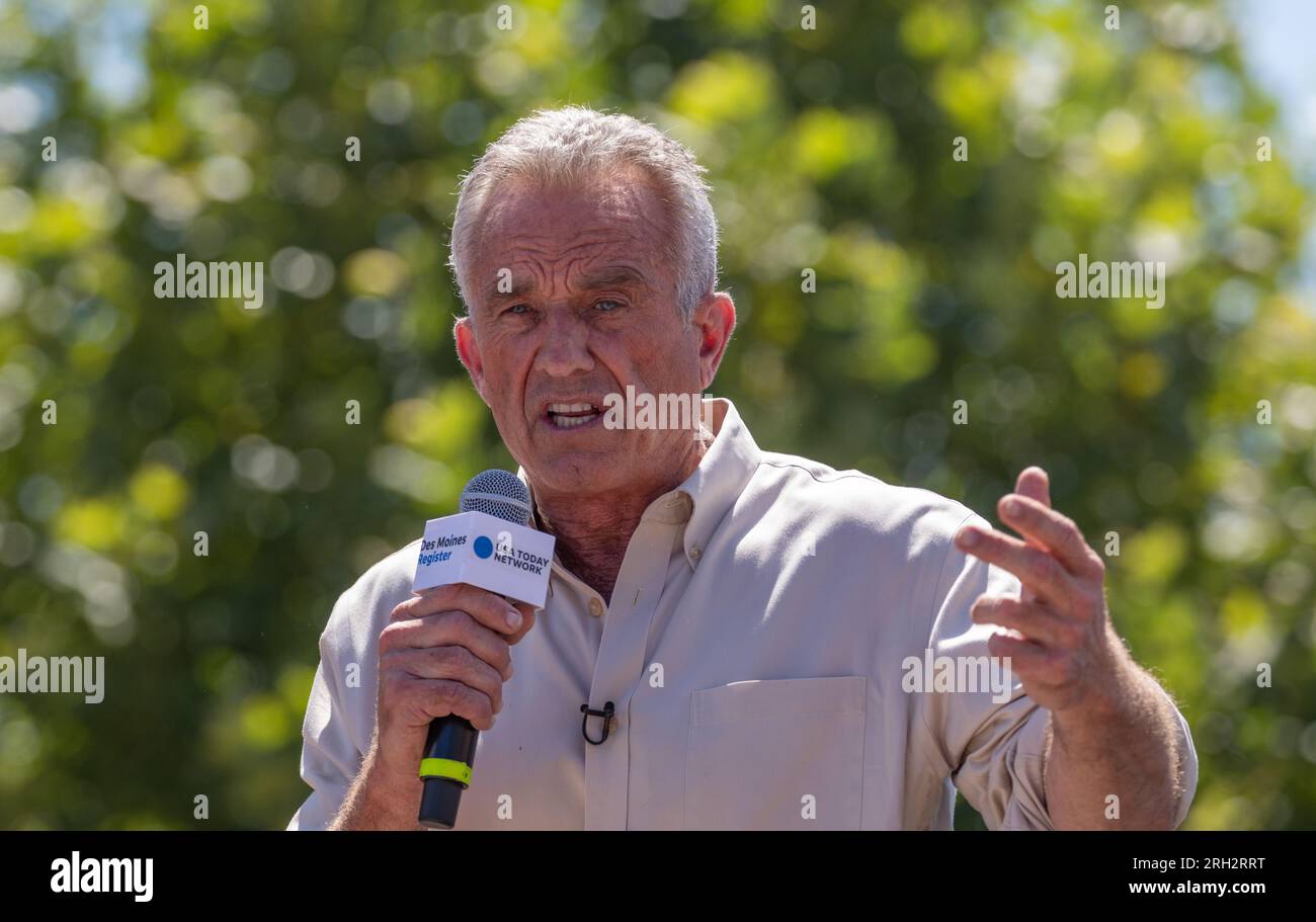 Des Moines, Iowa / USA - 12 agosto 2023: L'autore e candidato presidenziale democratico Robert F. Kennedy Jr. Saluta i sostenitori alla Iowa State Fair, casella di informazioni politiche a Des Moines, Iowa. Foto Stock