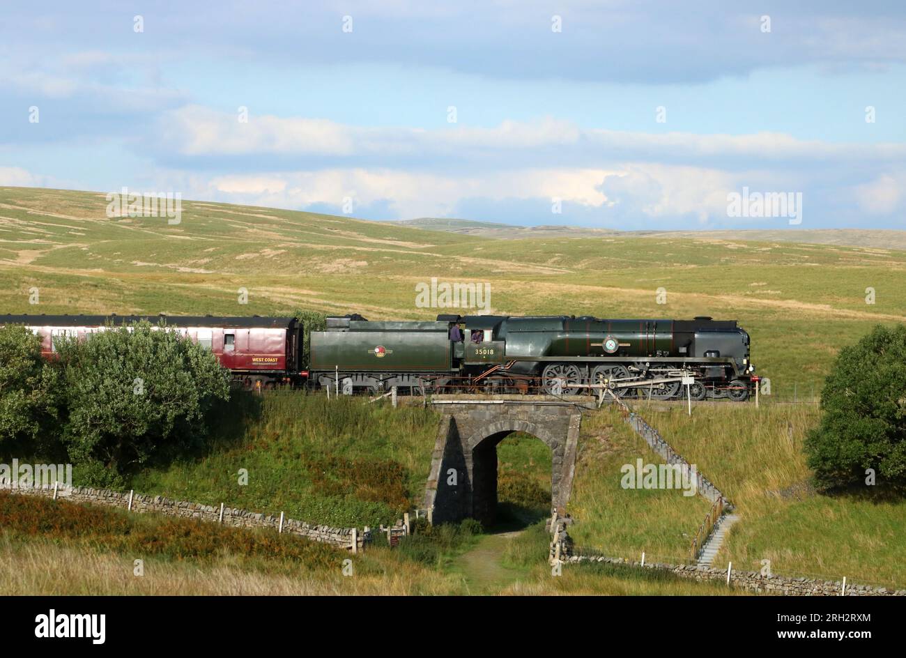 Motore a vapore classe Merchant Navy British India Line che trasporta il treno speciale Dalesman a Blea Moor sulla linea Settlement to Carlisle, 10 agosto 2023. Foto Stock