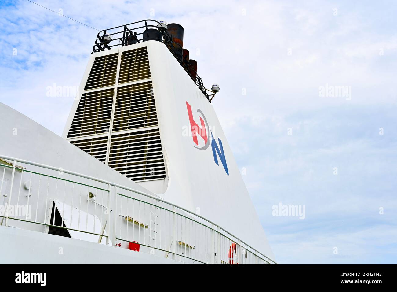 Il traghetto Romantika naviga sulla rotta Eemshaven-Kristiansand dall'inizio di aprile 2022. Sul camino il logo rosso-blu-grigio Foto Stock