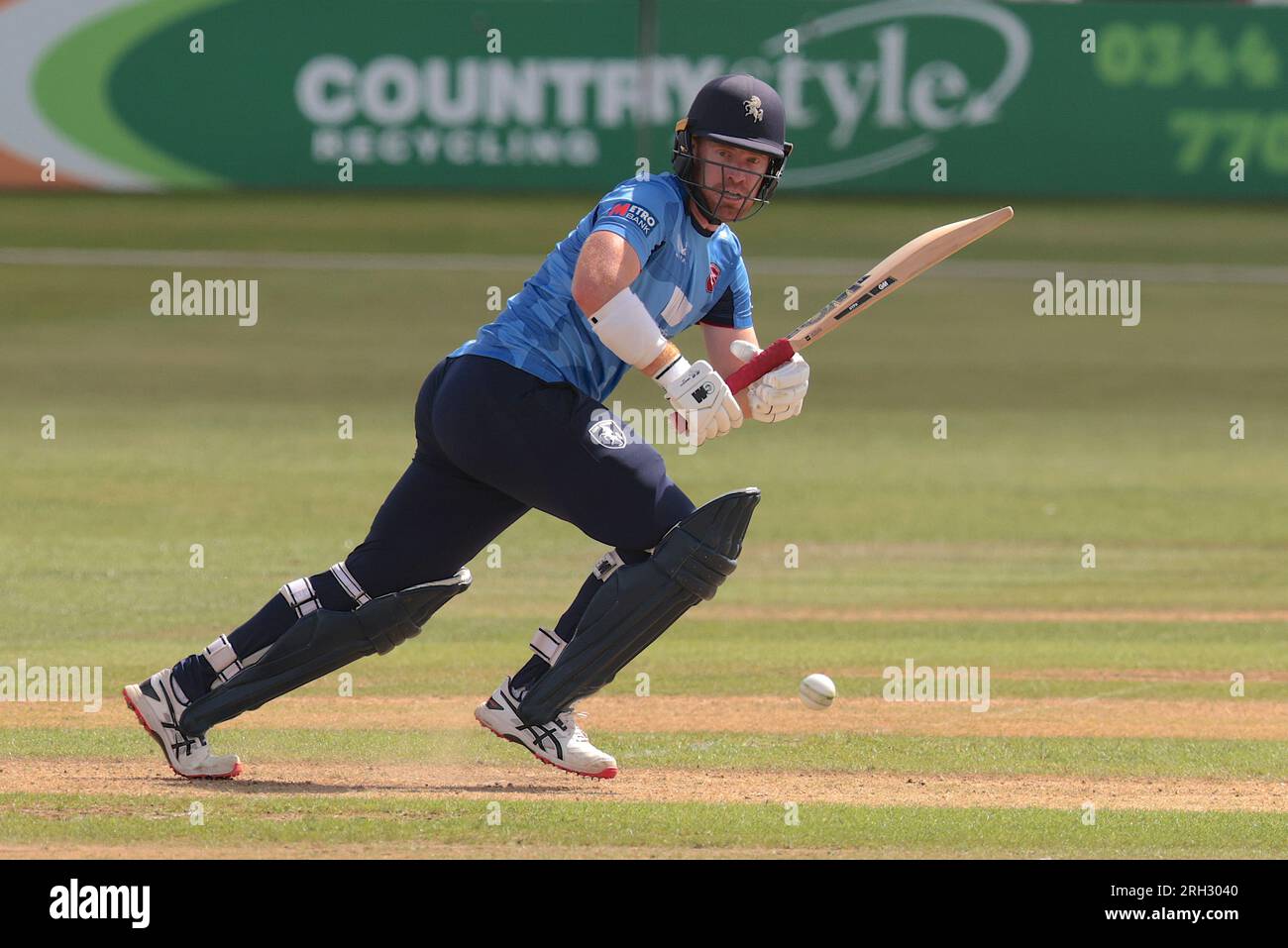 Beckenham, Kent, Regno Unito. 13 agosto 2023. Kent batte Ben Compton mentre Kent affronta il Middlesex nella Metro Bank One Day Cup a Beckenham. Credito: David Rowe/Alamy Live News Foto Stock