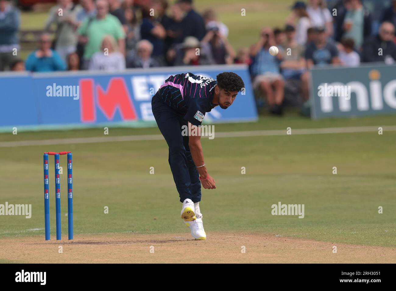 Beckenham, Kent, Regno Unito. 13 agosto 2023. Middlesex's Ishaan Kaushal bowling nei panni del Kent affronta il Middlesex nella Metro Bank One Day Cup a Beckenham. Credito: David Rowe/Alamy Live News Foto Stock