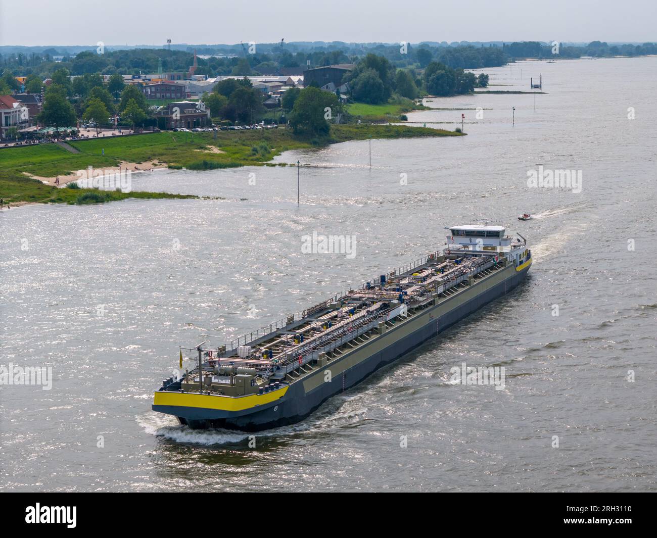 Foto aerea di un drone di una nave cargo sul fiume Waal nei Paesi Bassi Foto Stock