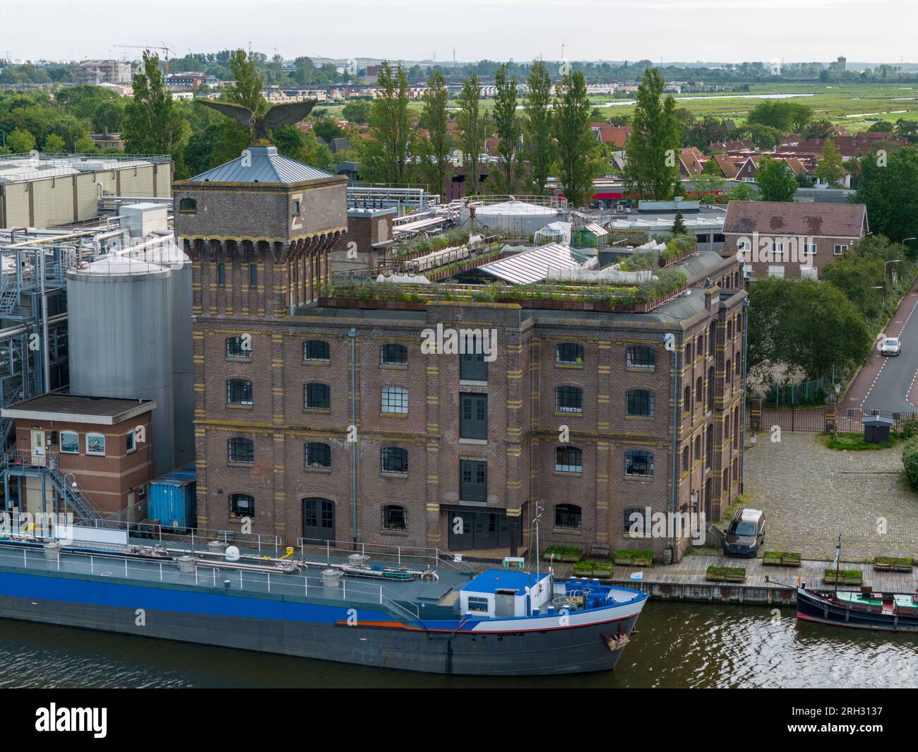 Foto aerea con drone di una chiatta da carico attraccata in una zona industriale a Wormerveer, nei Paesi Bassi Foto Stock